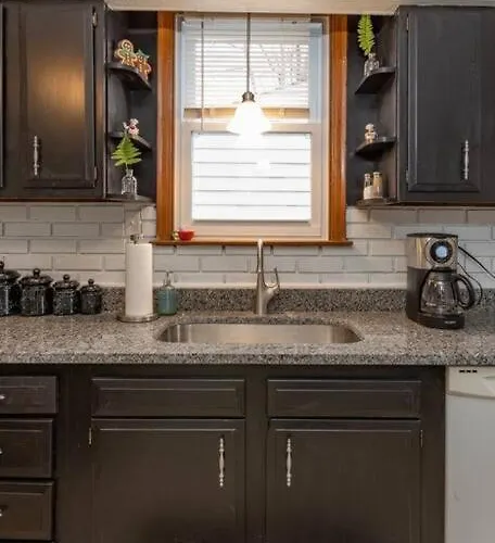Stylish And Refined With Easy Access Apartment